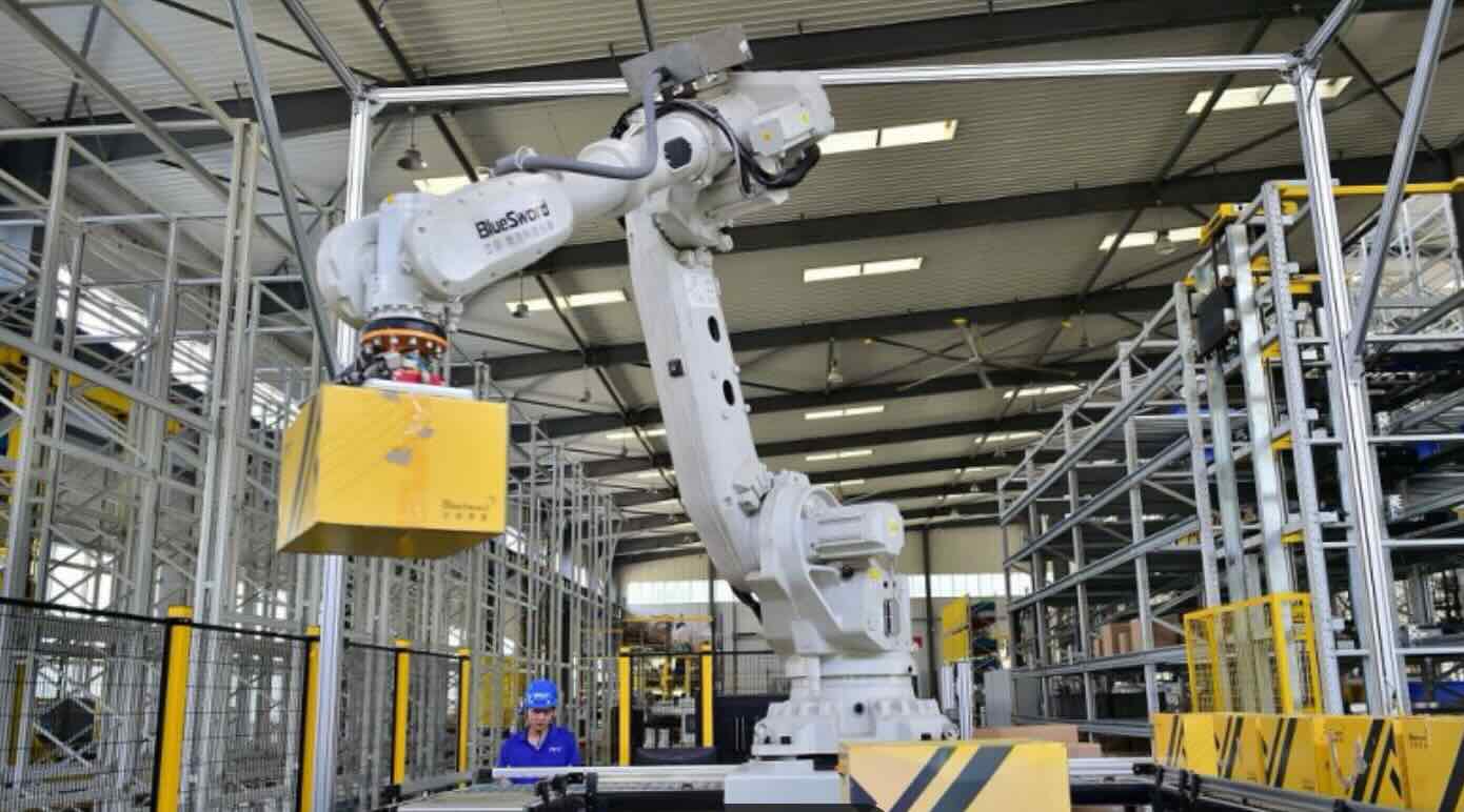 工业机器人举起重物